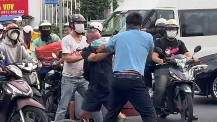 Công an làm rõ vụ tài xế xe máy và ô tô xô xát giữa đường ở TP.HCM