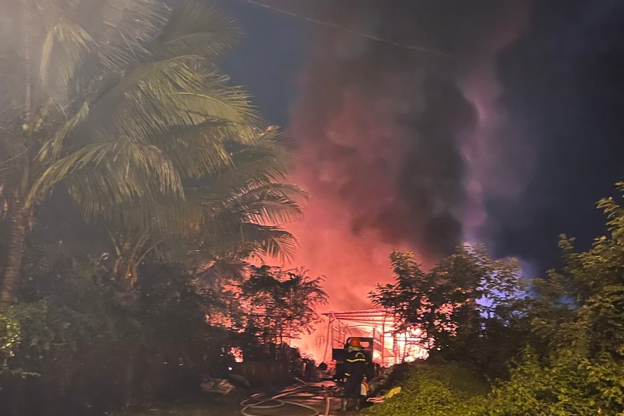 Quảng Ngãi: Kho phế liệu rộng hàng trăm mét vuông bị ngọn lửa thiêu rụi