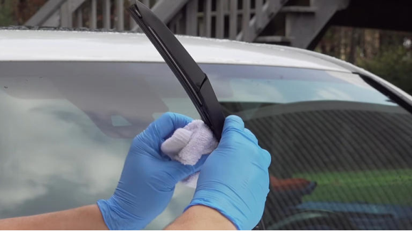 Làm mới cần gạt nước cũ chỉ trong vài phút