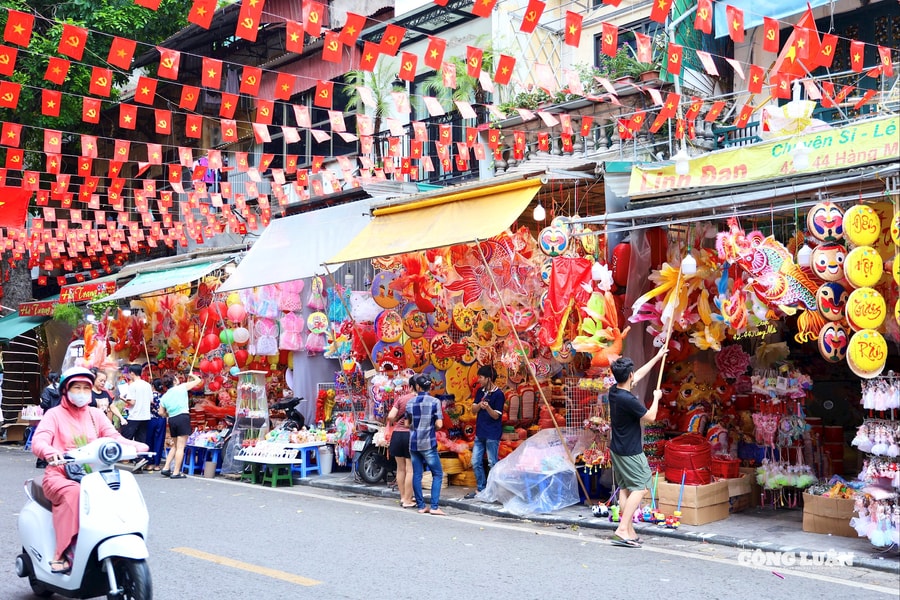 Đồ chơi Trung thu truyền thống trở lại, hút khách giữa nhịp sống hiện đại
