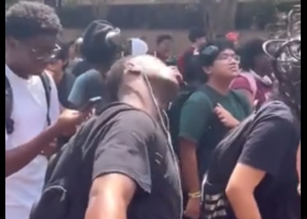 Sinh viên bị đuổi học, cảnh sát trưởng phải nghỉ việc vì cợt nhả vụ ám sát Kirk