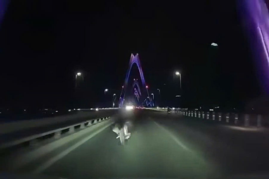 Đi xe đạp ngược chiều trên cầu Nhật Tân, người đàn ông tử vong sau cú tông trực diện ô tô