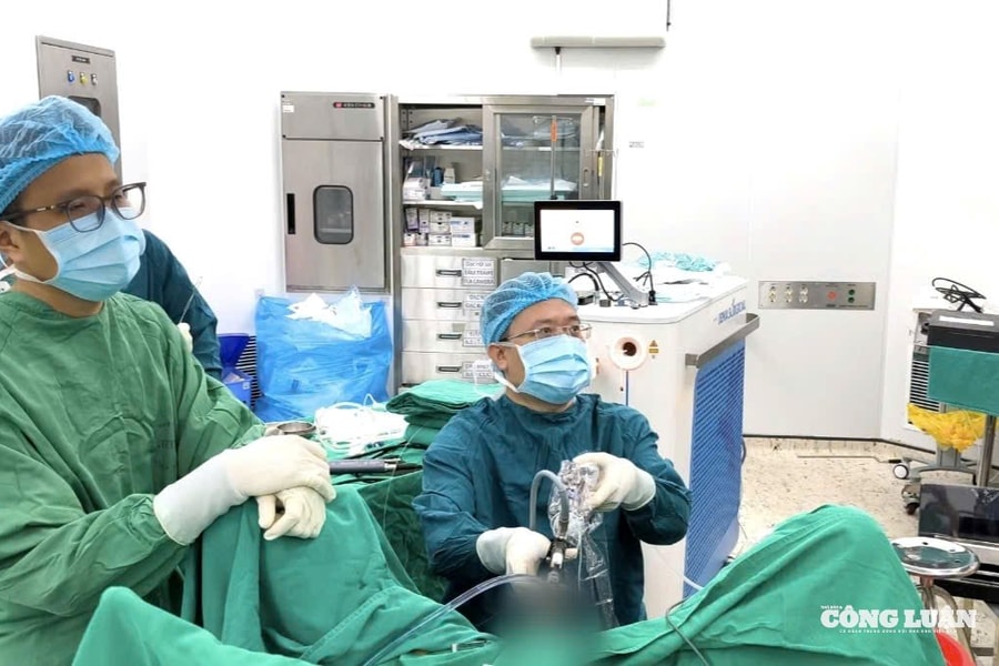 Cắt khối u tuyến tiền liệt gấp 20 lần bình thường và nặng 484 gram