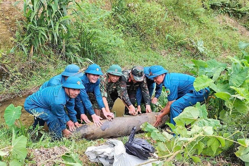 Quả bom nặng 226 kg còn nguyên kíp nổ được hủy an toàn ở Nghệ An