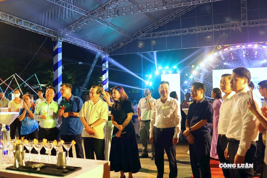 Người dân và du khách hào hứng với Lễ hội đồ uống 'Thưởng vị Hà Nội'