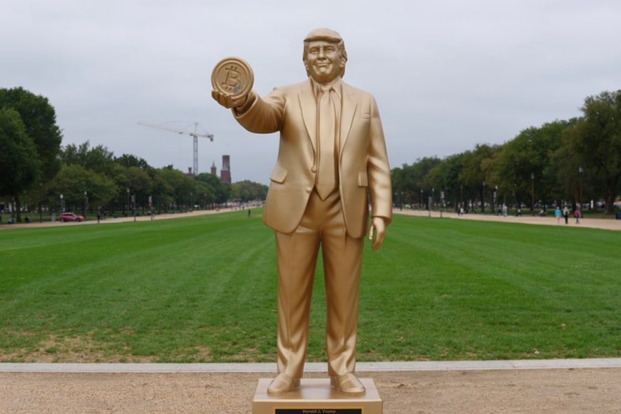 Tượng ông Trump cầm đồng Bitcoin được đặt trước toà nhà Quốc hội Mỹ