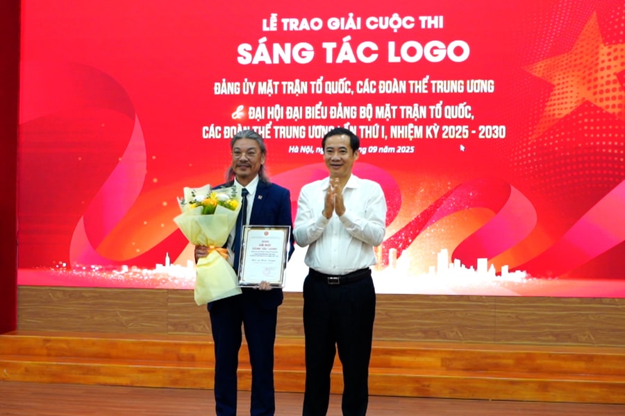 Tôn vinh và trao giải cho các tác giả sáng tác Logo Đảng ủy, Đại hội Mặt trận Tổ quốc Việt Nam và các đoàn thể Trung ương