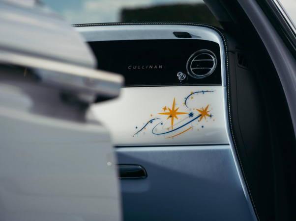 Gia đình Dubai đặt làm Rolls-Royce chủ đề vũ trụ cho con trai 4 tuổi