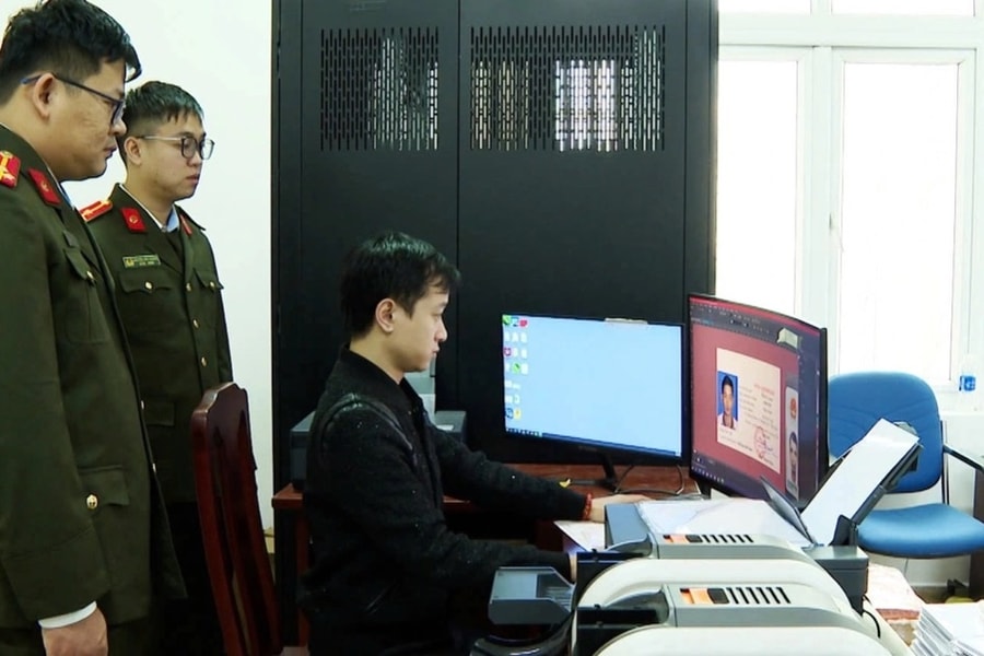 Triệt xóa 'công xưởng' sản xuất giấy tờ giả của 'ông trùm' 9x