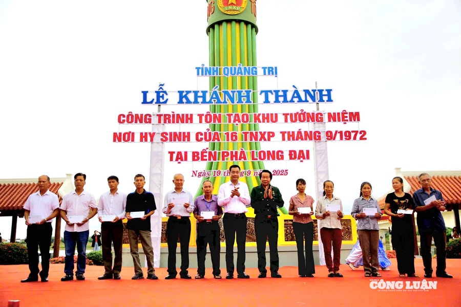Trung ương Hội Cựu TNXP tặng quà thân nhân 16 Anh hùng liệt sĩ hy sinh tại Bến phà II Long Đại