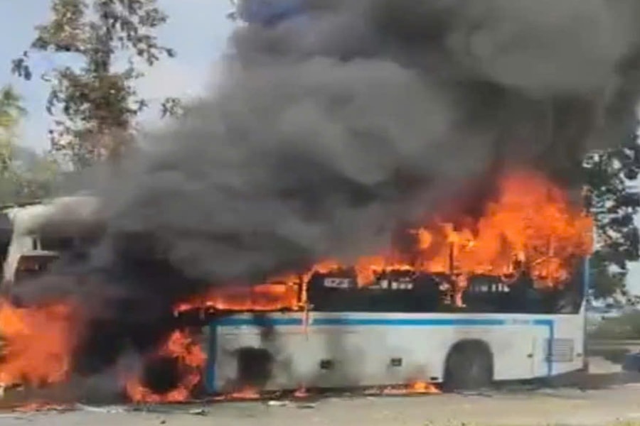 Cháy xe khách giường nằm trên quốc lộ 18 hướng Bắc Ninh đi sân bay Nội Bài