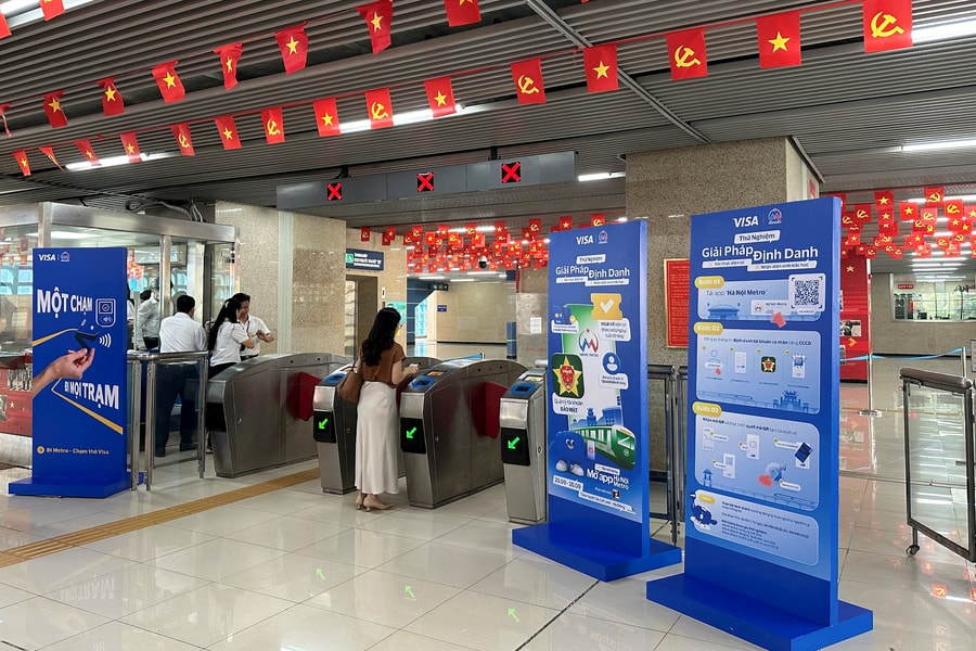 Hà Nội Metro triển khai xác thực điện tử hành khách đi tàu