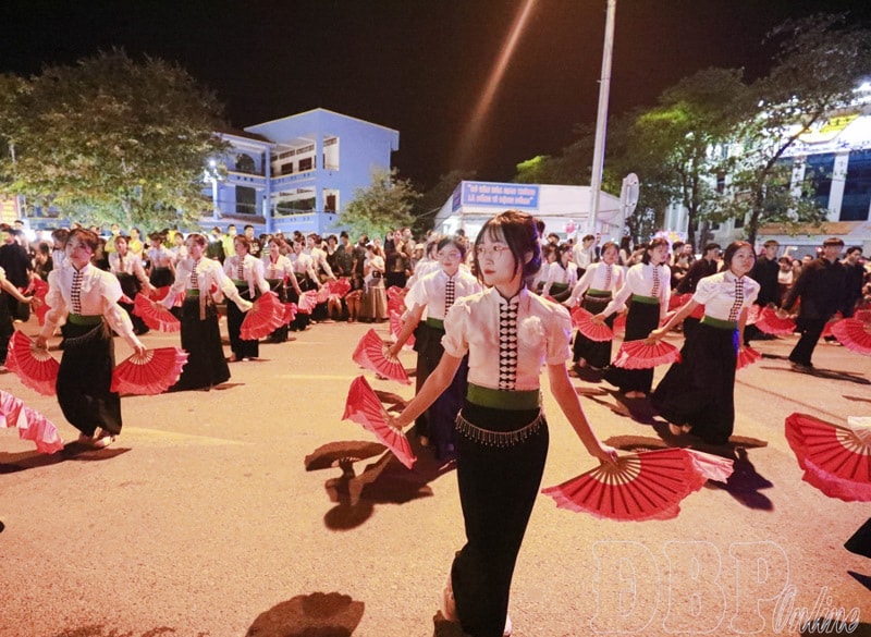 Tưng bừng Lễ hội đường phố ‘Tinh hoa Tây Bắc’