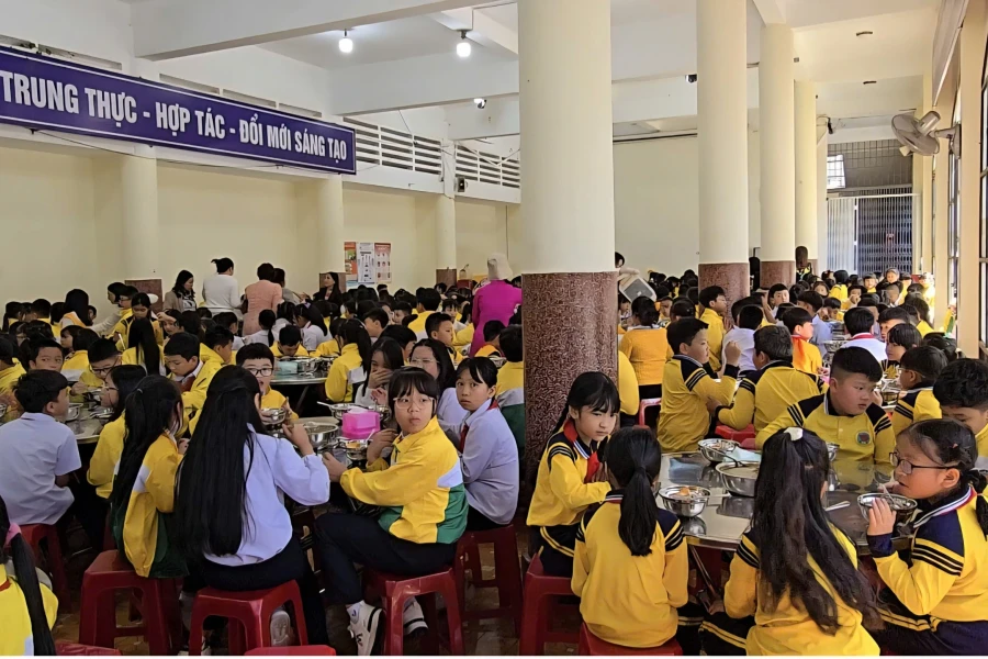 Bếp ăn hoạt động lại sau sau bê bối thực phẩm bẩn, phụ huynh theo sát quy trình