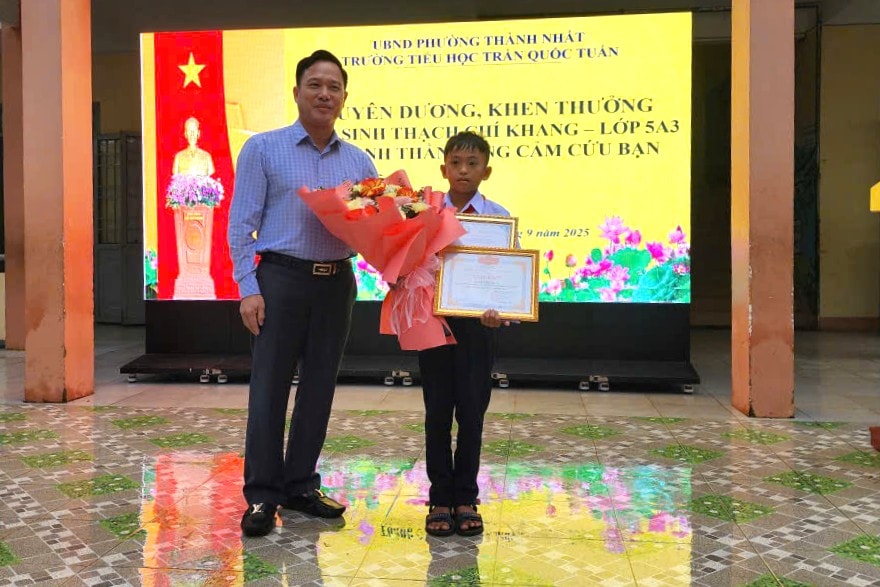 'Người hùng nhí' lớp 5 cứu bạn trong thảm án được tuyên dương