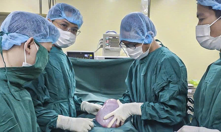 Quảng Ngãi: Cắt bỏ khối u buồng trứng nặng 5,5kg ở bệnh nhân 19 tuổi