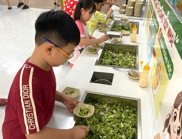 Độc đáo mô hình quầy buffet rau cho học sinh tiểu học của Ajinomoto