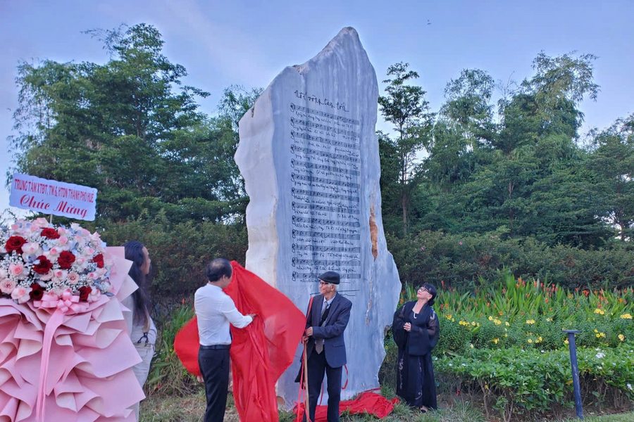 Bài hát 'Nối vòng tay lớn' được khắc trên bia đá tại công viên Trịnh Công Sơn