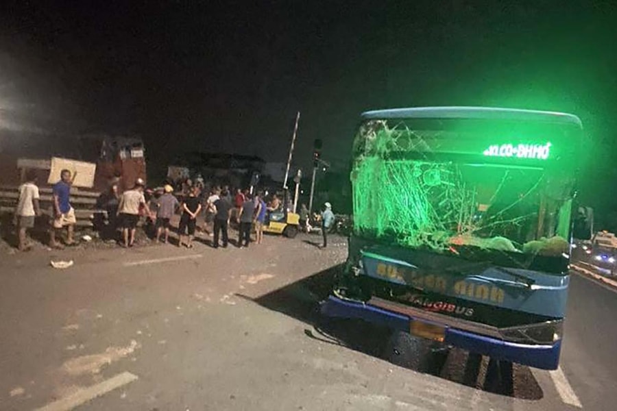 Hà Nội: Xe buýt tông xe tải, húc văng lên đường ray tàu hỏa