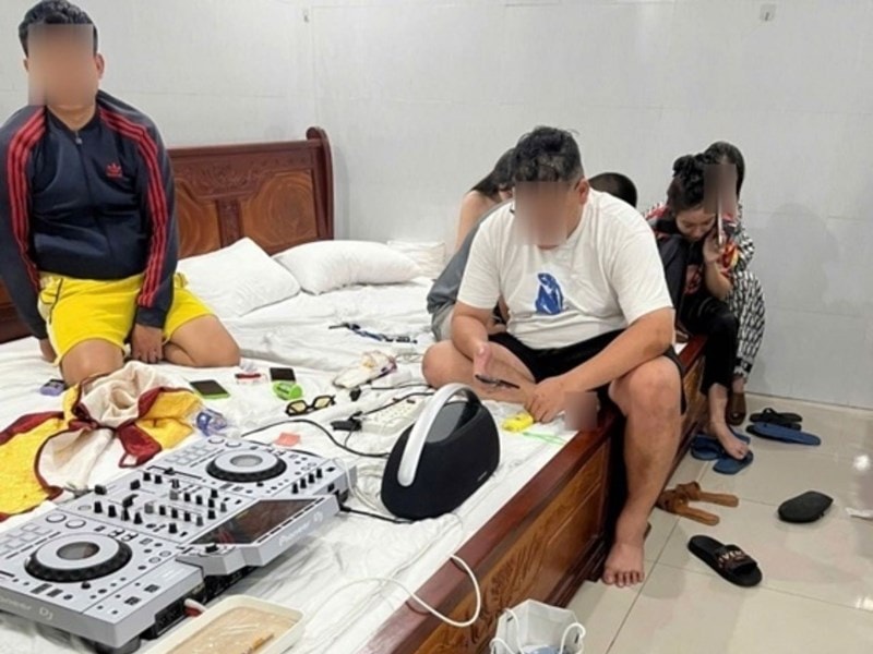 6 đối tượng mang bàn DJ, loa vào khách sạn mở tiệc 'ma túy"