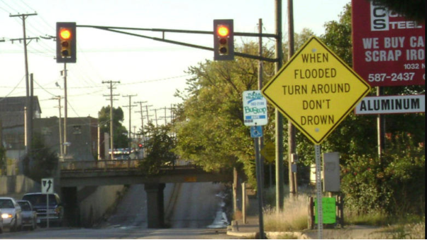 Lái xe qua vùng ngập: rủi ro chết người bạn không nên xem nhẹ