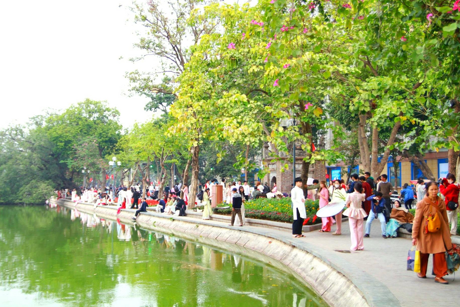 Giới trẻ rủ nhau 'chill' mùa thu Hà Nội theo cách riêng