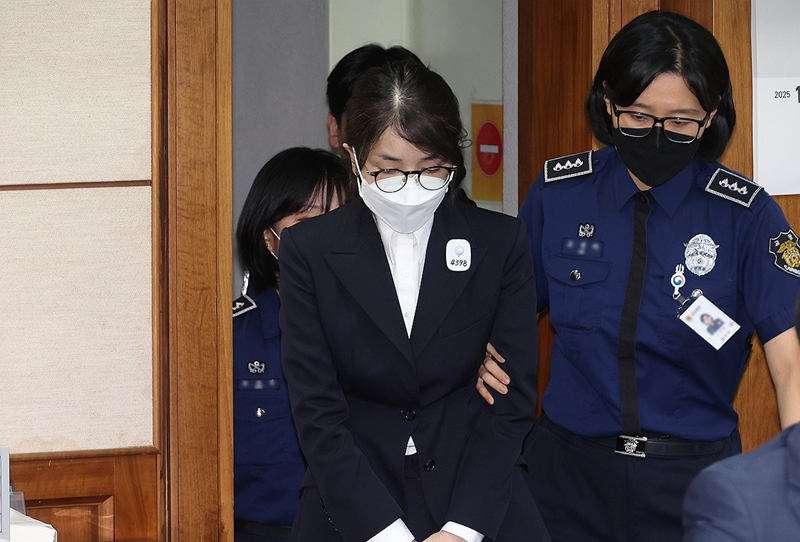 Cựu Đệ nhất phu nhân Hàn Quốc bác bỏ cáo buộc khi lần đầu ra hầu tòa