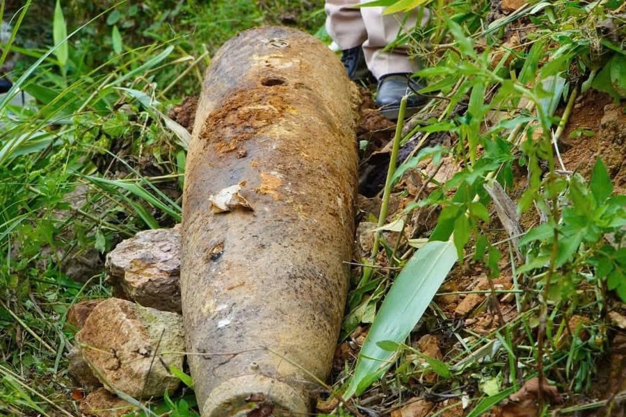 Đi bắt cá, người dân phát hiện bom nặng hơn 240 kg