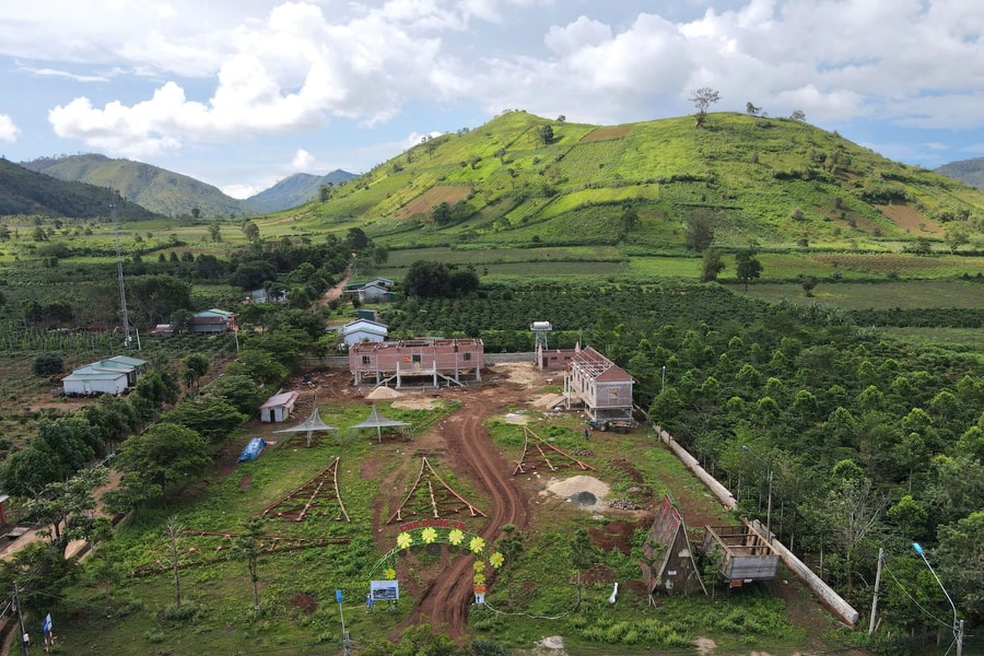 Gia Lai: Đến hẹn nhưng nhà rông xây chắn tầm nhìn núi lửa vẫn chưa tháo dỡ