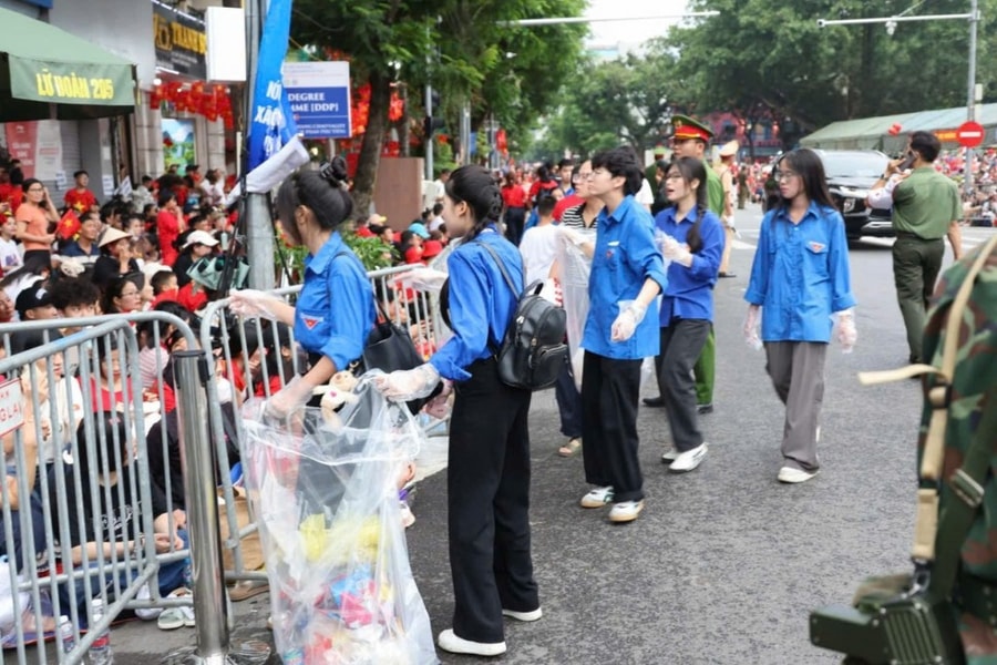 Báo chí gợi mở bài học về ý thức từ việc nhặt rác trong các dịp lễ kỷ niệm