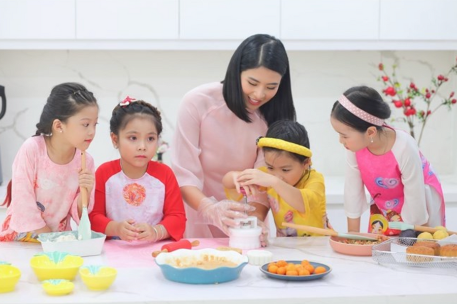 Bản sắc Tết Trung thu xưa được tái hiện với b ánh nướng, tò he và ánh đèn lồng