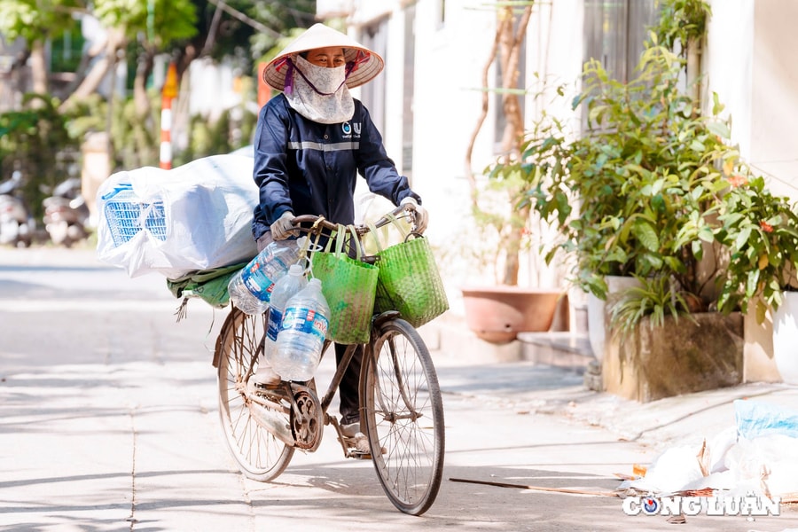 Lao động thu gom rác dân lập: Tuyến đầu đối mặt rủi ro môi trường
