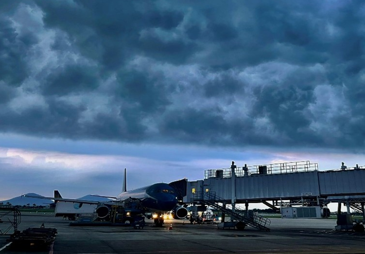 Đổi đường bay hoặc chuyển hướng đến sân bay dự bị tránh bão Bualoi
