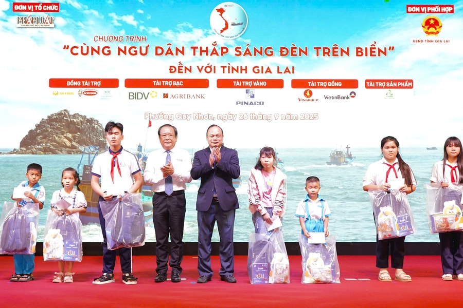 Đồng hành cùng ngư dân Gia Lai thắp sáng đèn trên biển