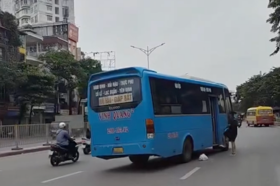Hà Nội: Lái xe khách bị phạt vì “đón khách kiểu nguy hiểm”