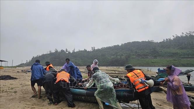 Bộ đội Biên phòng Huế hỗ trợ di dời dân tránh bão số 10