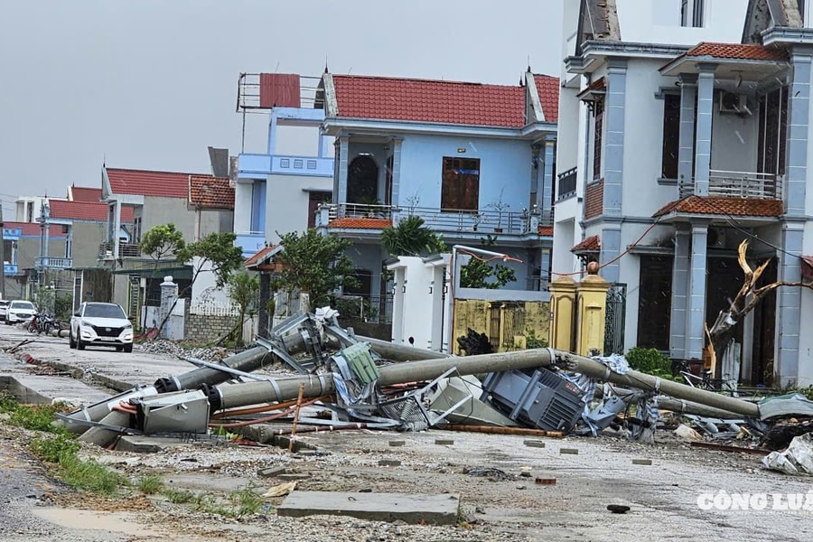 Thanh Hoá: Hàng chục ngôi nhà tốc mái, đổ sập sau cơn bão số 10