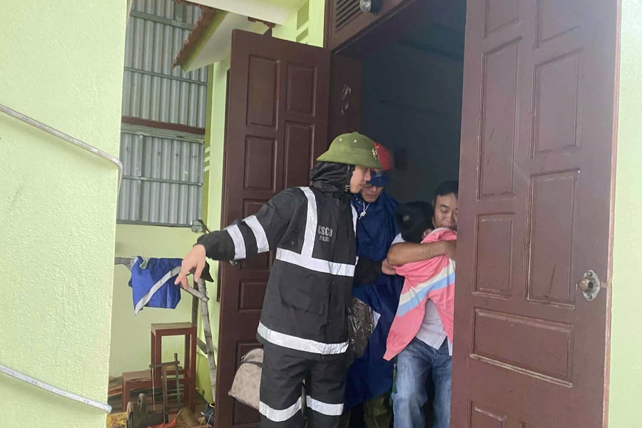 Thanh Hoá: Công an xã “vượt” bão đưa trẻ bị sốt cao đến bệnh viện