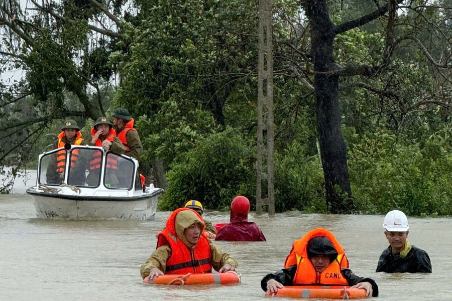 Thanh Hoá: Kịp thời cứu nạn, đưa nhiều người dân ra khỏi vùng nguy hiểm do mưa lũ