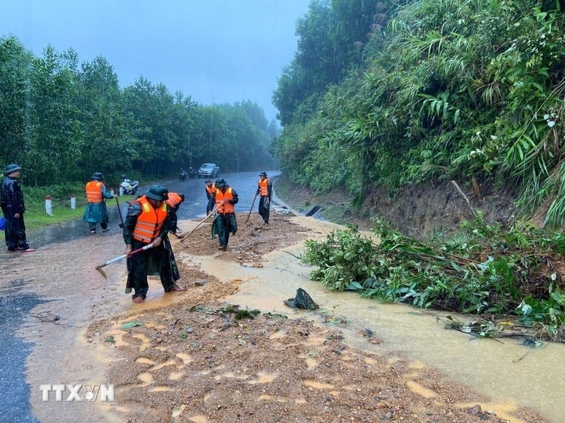 Bộ Xây dựng: Cấm người, phương tiện đi lại các đoạn đường không an toàn do bão số 10