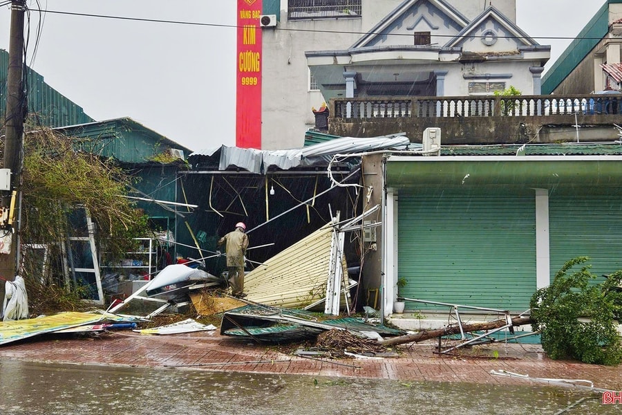 Khắc phục hậu quả bão số 10: Khẩn trương bảo đảm chỗ ở, khôi phục các hoạt động thiết yếu phục vụ nhân dân