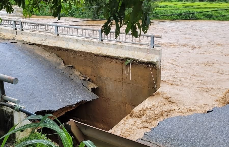 Thanh Hoá: Sập cầu Sơn Thủy, hơn 300 hộ dân bị chia cắt