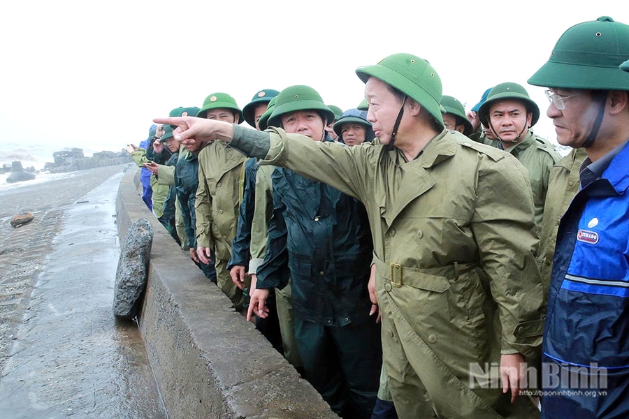 Phó Thủ tướng Trần Hồng Hà kiểm tra công tác ứng phó bão số 10 và khắc phục sự cố sạt lở đê biển ở Ninh Bình