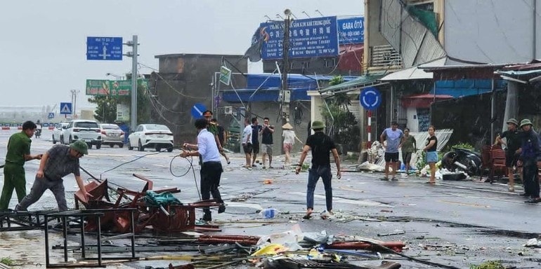 Công tác khắc phục hậu quả giông lốc tại Hưng Yên