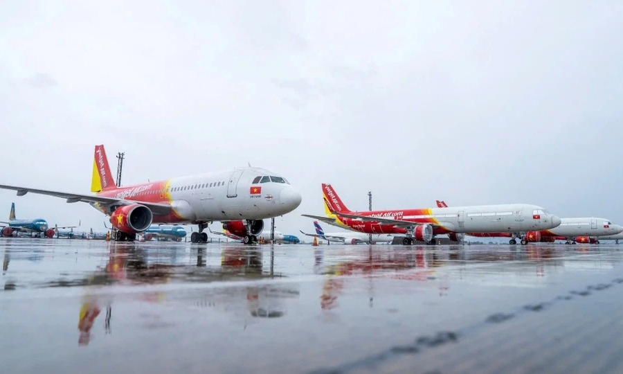Bão số 10 khiến hơn 450 chuyến bay bị ảnh hưởng