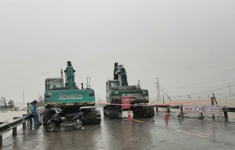 Phân luồng từ xa, bảo đảm an toàn giao thông khi bão số 12 đổ bộ