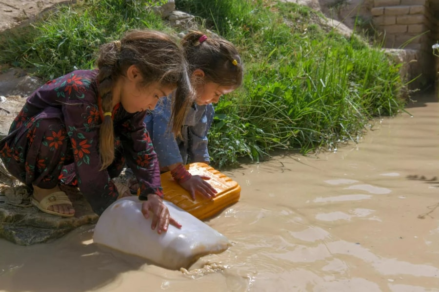 Nhiều trẻ em Afghanistan phải nghỉ học để xếp hàng lấy nước