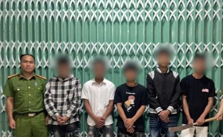 Bắt giữ nhóm thanh niên vô cớ dùng dao chém người đi đường