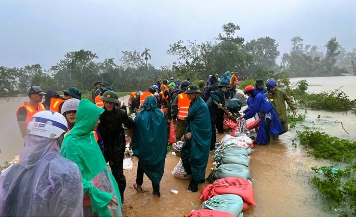 Hơn 300 người đội mưa bão gia cố nước tràn đê bảo vệ hơn 1.700 hộ dân ở Thanh Hóa