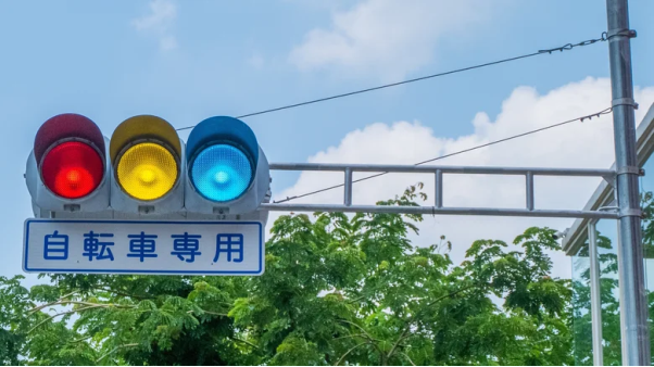 Vì sao đèn giao thông ở Nhật lại có màu xanh lam thay vì xanh lá?